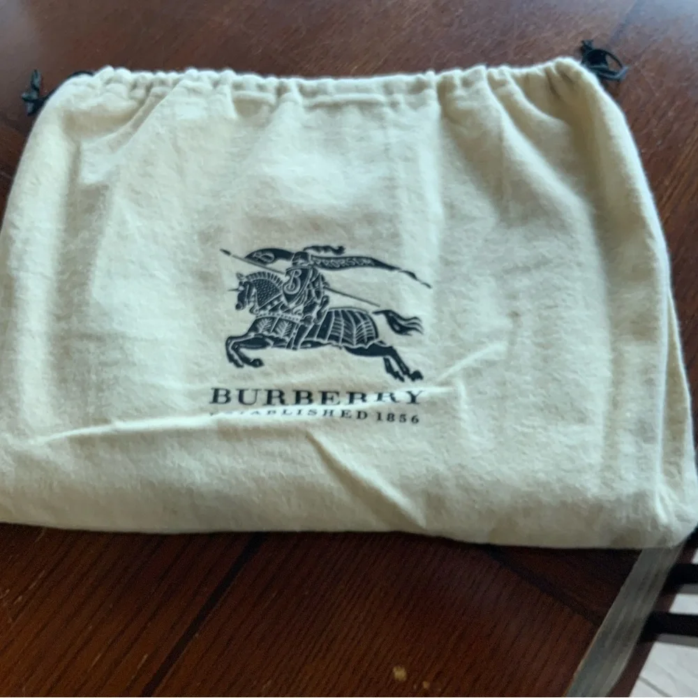 Authentic Burberry zippered Ipad cover w/ Dustbag, COA for Sm Early Gen ipads